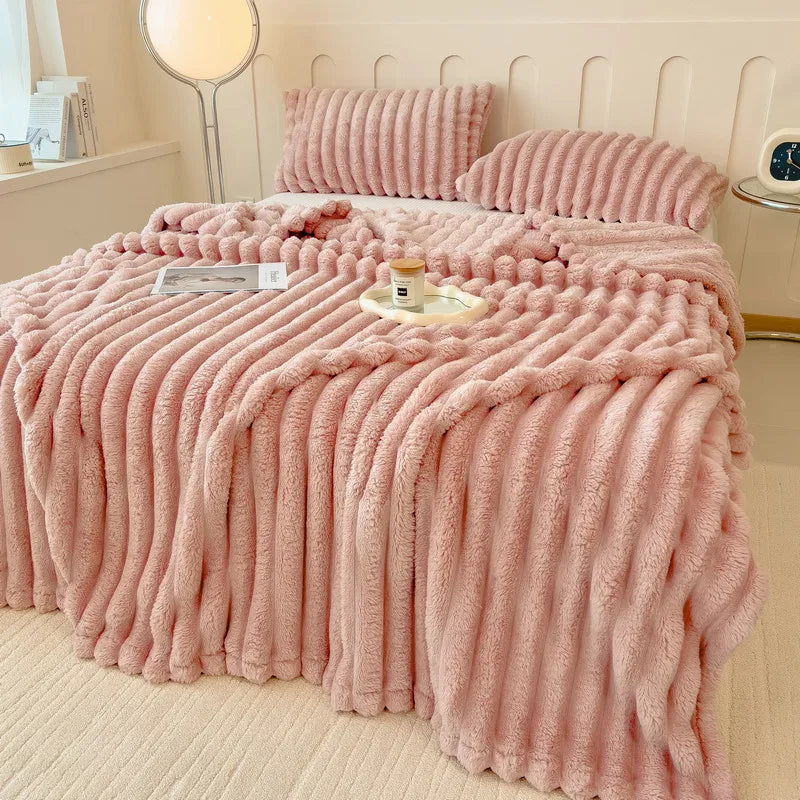Luxurious Super Soft Faux Rabbit Fur Blanket - Warm & Cozy Throw for Couch, Bed & Travel - Versatile All-Season Gift